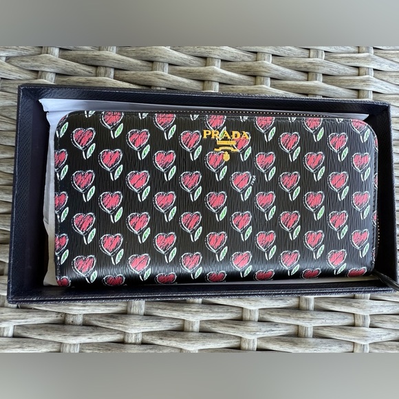 PRADA Logo Heart Vitello Move Zip Around Long Wallet Black - Picture 1 of 17